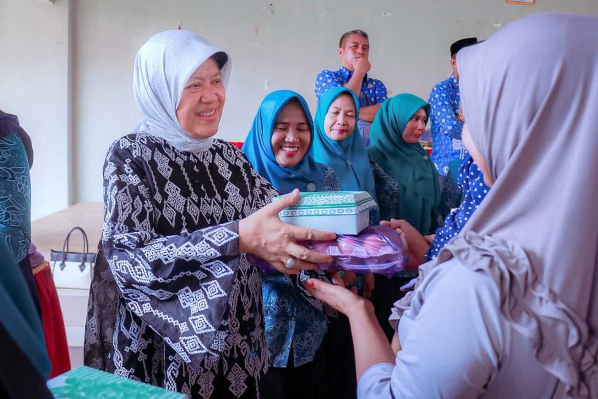 Selesai di Kantor PKG Pekkae, Ketua TP.PKK Kab.Barru Hasnah Syam Lanjut ke Kantor Kec.Tanete Riaja Serahkan Bantuan Program One Day One Egg