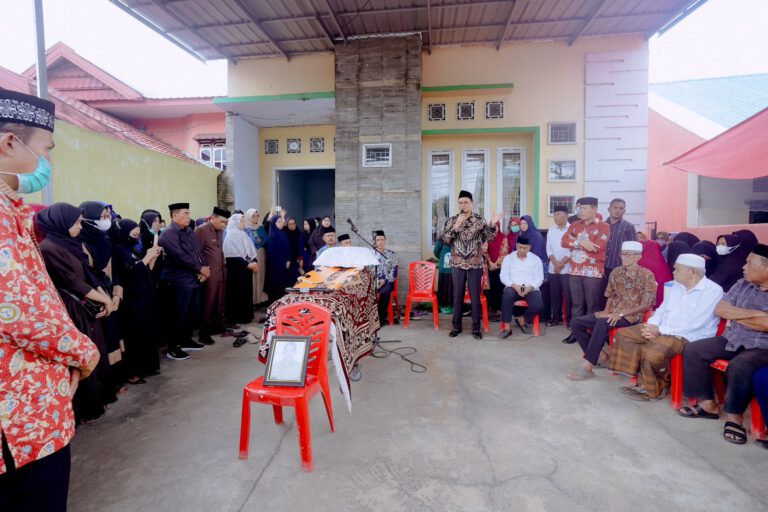 Bupati Barru Melayat di Kediaman Kapus Padongko