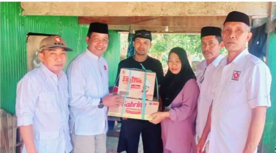 Demi Kemanusiaan, Ketua DPC GERINDRA Barru Aska Mappe,SH Bersama Tim Kunjungi Korban Kebakaran di Parering Desa Mattirowalie