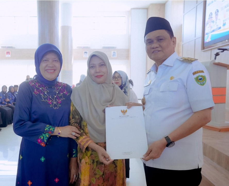 Didampingi Ketua TP.PKK, Bupati Barru Serahkan SK PPPK dan SK Pensiun Purna Bhakti PNS TMT Juli dan Agustus 2023