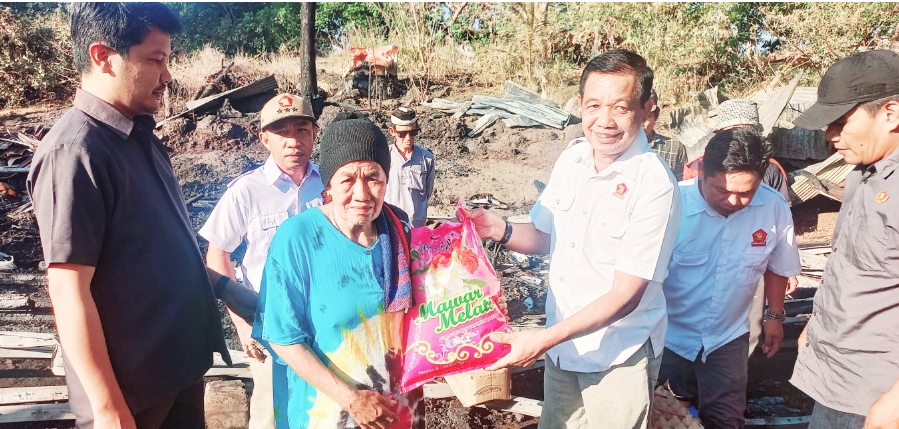 Gerak Cepat, Wakil Bupati Barru Aska Mappe Bantu Korban Kebakaran di Dusun Bujung Lompo Desa Lasitae