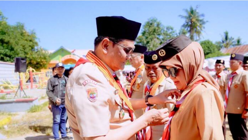 Hasnah Syam Terima Lencana Darma Bakti yang Diserahkan Bupati Suardi Saleh