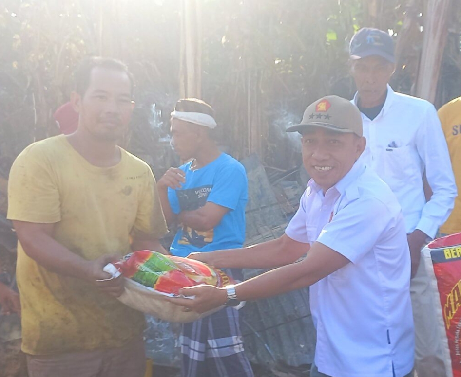 Bendahara DPC Gerindra Barru H. Hasyim Salanra Serahkan Bantuan ke Korban Kebakaran di Dusun Labuange