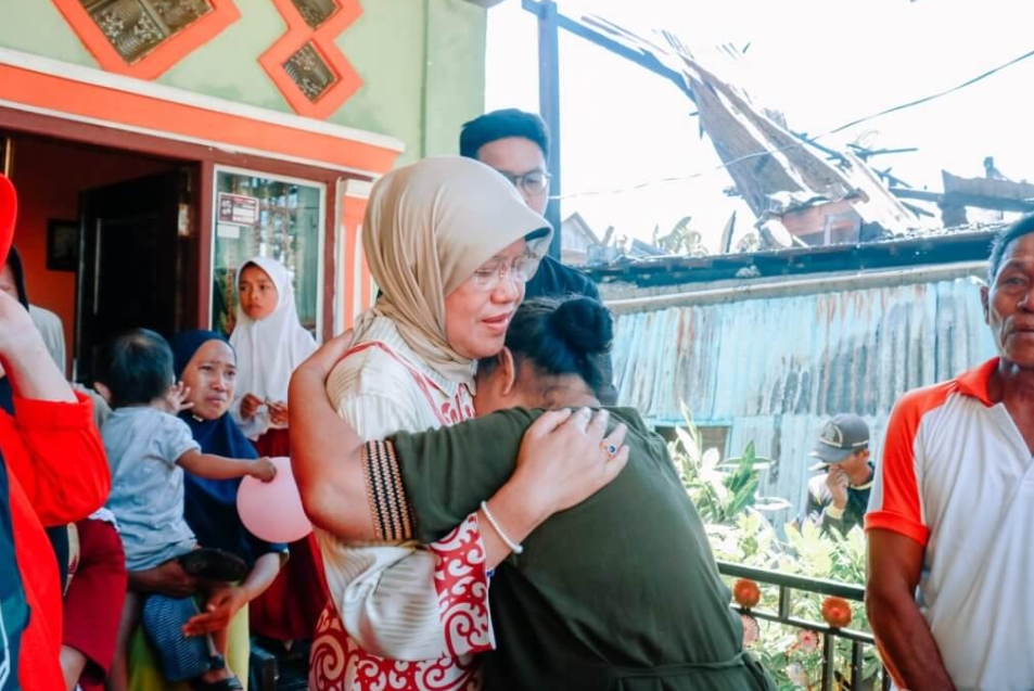 Sigap, Istri Bupati Kunjungi dan Beri Bantuan Kepada Korban Kebakaran di Garessi