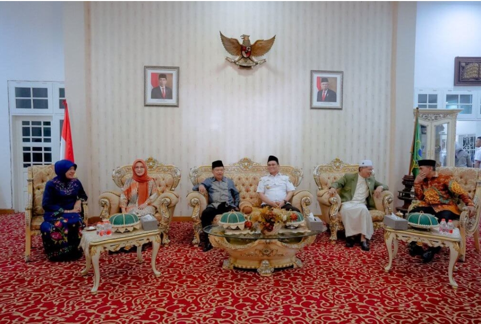 Suardi Saleh Bersama Hasnah Syam Sambut Kedatangan Jusuf Kalla di Rujab Bupati