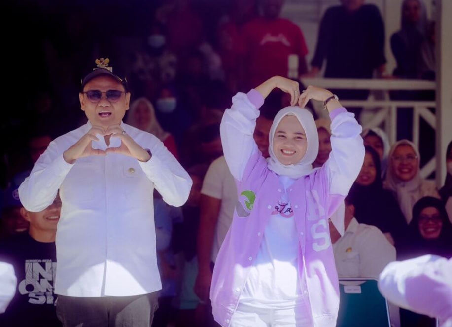 Bupati Barru Bersama Direktur RSUD Lapatarai Sambut Gerak Jalan di Halaman Kantor Daerah