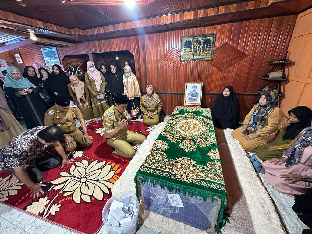 Bupati Barru Melayat ke Rumah Duka Almarhum Nirwan Ahmad Arsuka