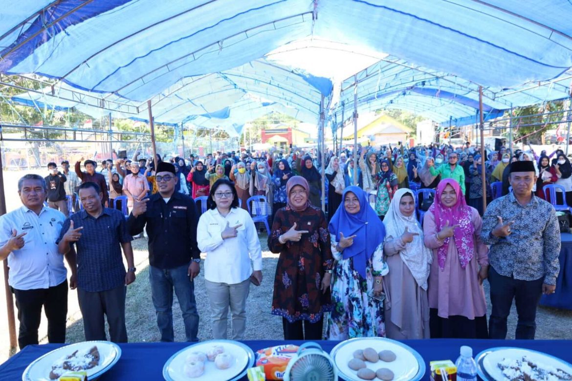 Cerdaskan Masyarakat Desa Lompo Tengah, Ketua TP.PKK Hasnah Syam Gelar Sosialisasi KIE