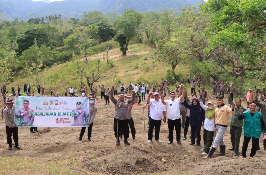 Kapolres Barru AKBP Dodik Pimpin Penanaman Bibit Pohon di Desa Nepo