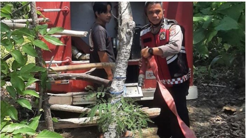 Personel Polsek Soppeng Riaja Bersama Satu Regu Pemadam Padamkan Lahan Kebakaran di Desa Lawallu