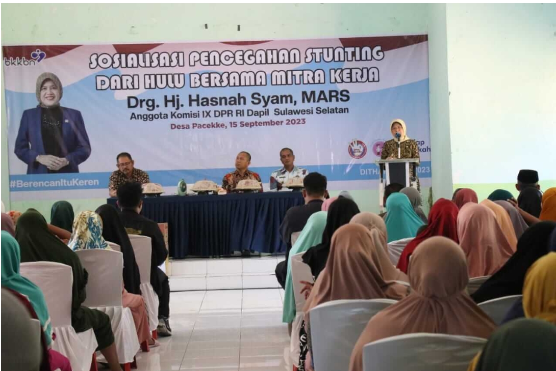 Ketua TP.PKK Kab.Barru Hasnah Syam Lakukan Sosialisasi Pencegahan Stunting di Desa Paccekke