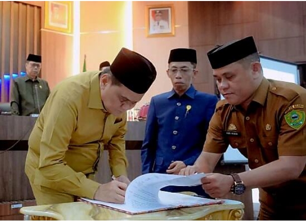 Bupati Suardi Saleh dan Ketua DPRD Barru Lukman T Lakukan Penandatanganan Nota Kesepakatan KUA-PPAS APBD TA.2024