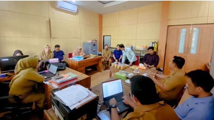 Bidang Humas IKP Dinas Kominfo–SP Kab.Barru Gelar Rapat Monev Dipimpin Oleh Hidayatuddin di Kantor Bupati