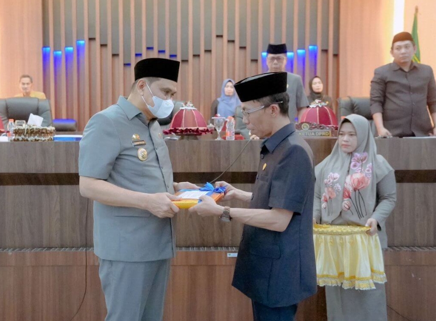 Penguatan Kebijakan, Bupati Barru Serahkan KUA–PPAS APBD TA.2023 ke Ketua DPRD