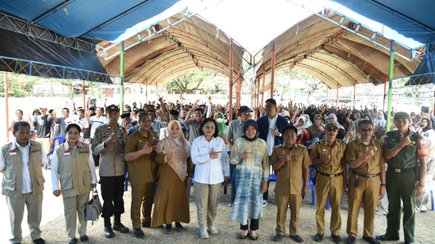 Ketua TP.PKK Hasnah Syam Gelar Sosialisasi KIE Pada Warga Desa Siddo