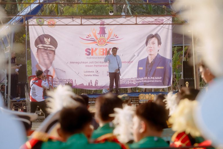 Bupati Barru Suardi Saleh Membuka kegiatan Studi Karya Bakti Karang Taruna