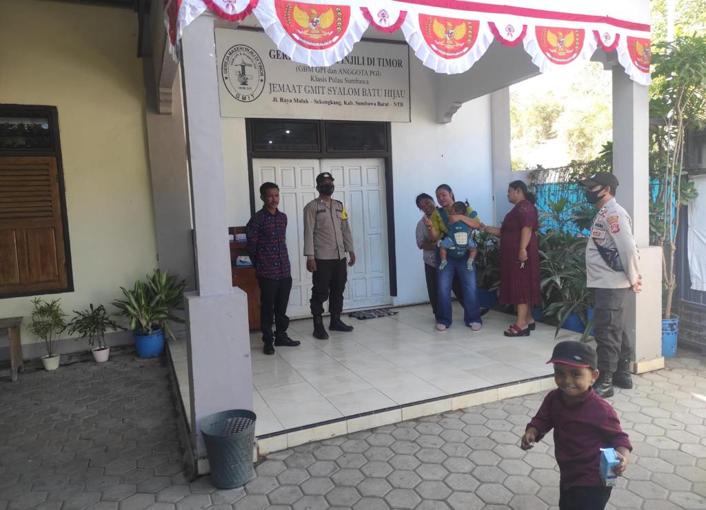 Anggota Polsek Maluk Lakukan Monitoring Dan Pengamanan Ibadah Umat Nasrani