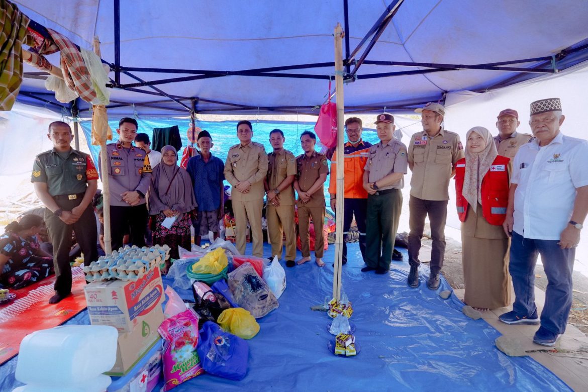 Wujud Empati, Bupati Suardi Saleh Kunjungi Sekaligus Beri Bantuan Korban Kebakaran Lampoko