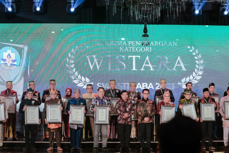 Mewakili Bupati, Abustan Terima Penghargaan Kabupaten Sehat