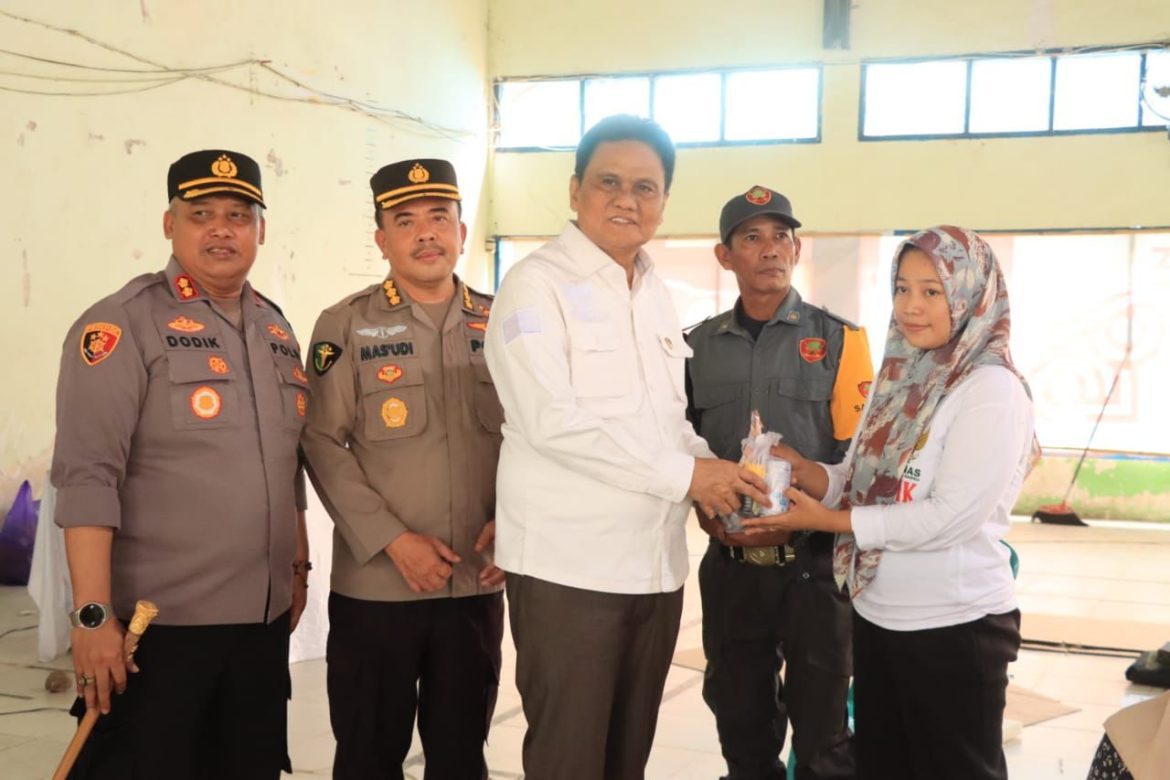 Bupati Barru Suardi Saleh Memantau Secara langsung Pemberian Bantuan Kesehatan