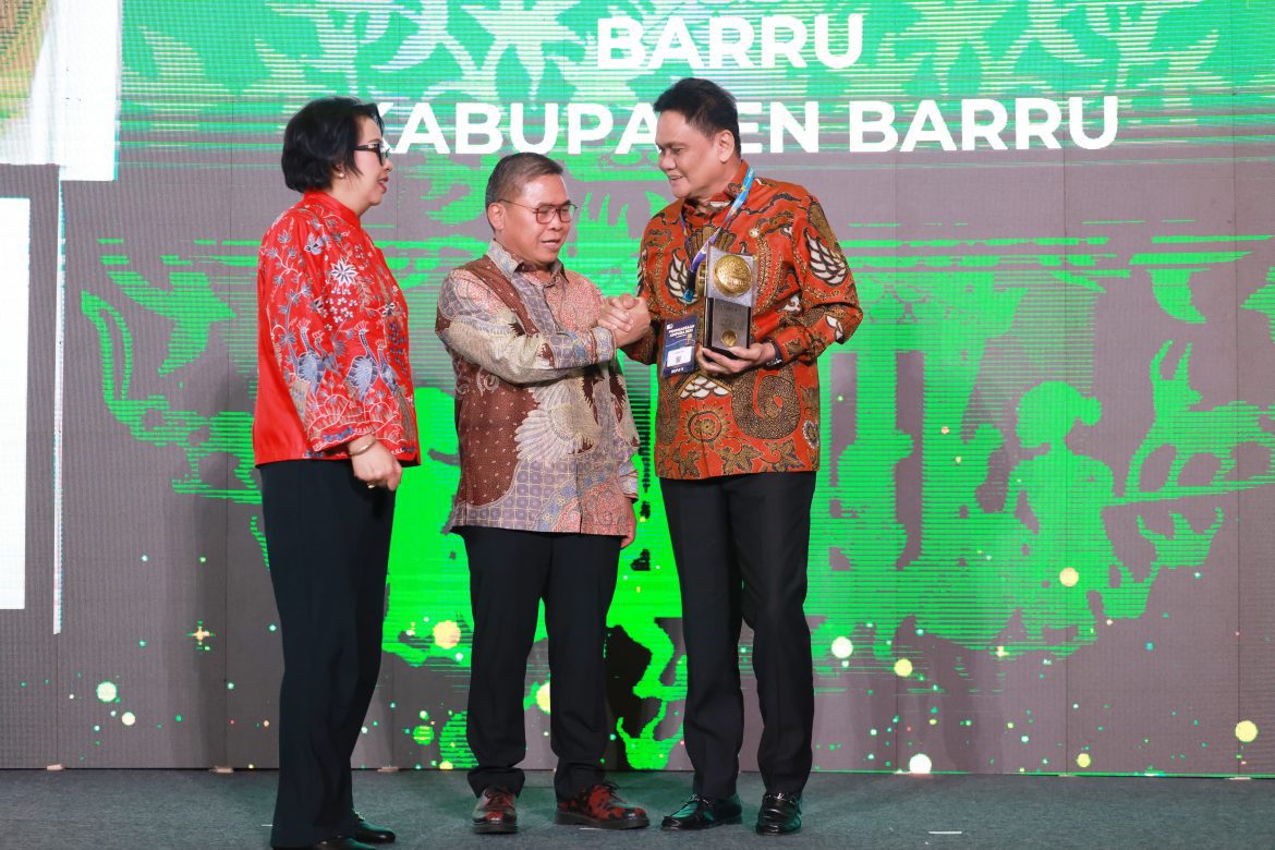 Bupati Barru Suardi Saleh Kembali Menerima Piala Adipura