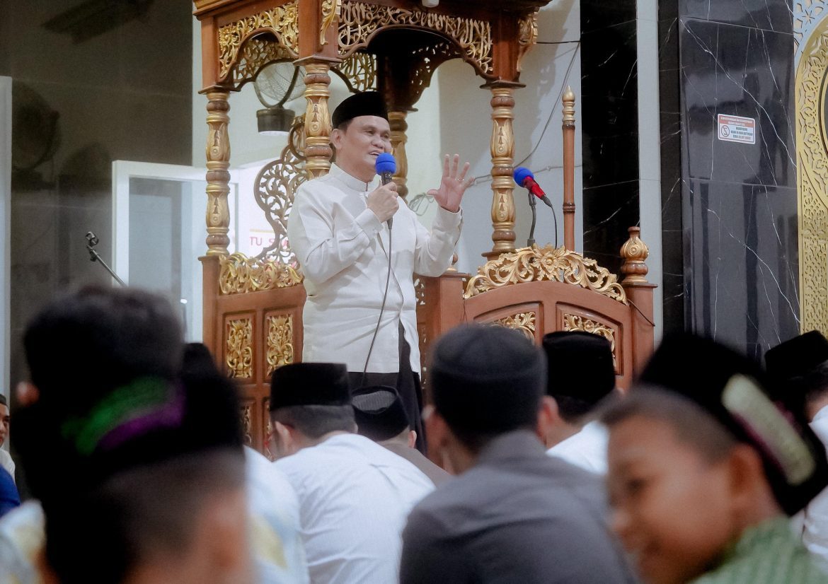 Bupati Barru Suardi Saleh  Tarwih Mesjid Jami An Nur Lampoko