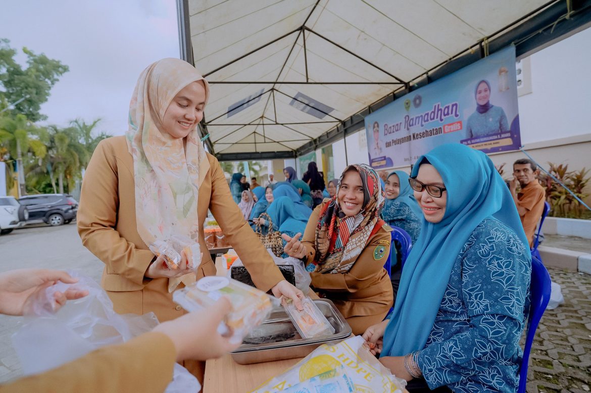 drg.Hj. Ulfah Nurul Huda S. MARS Buka Bazar Ramadhan dan Pelayanan Kesehatan Gratis
