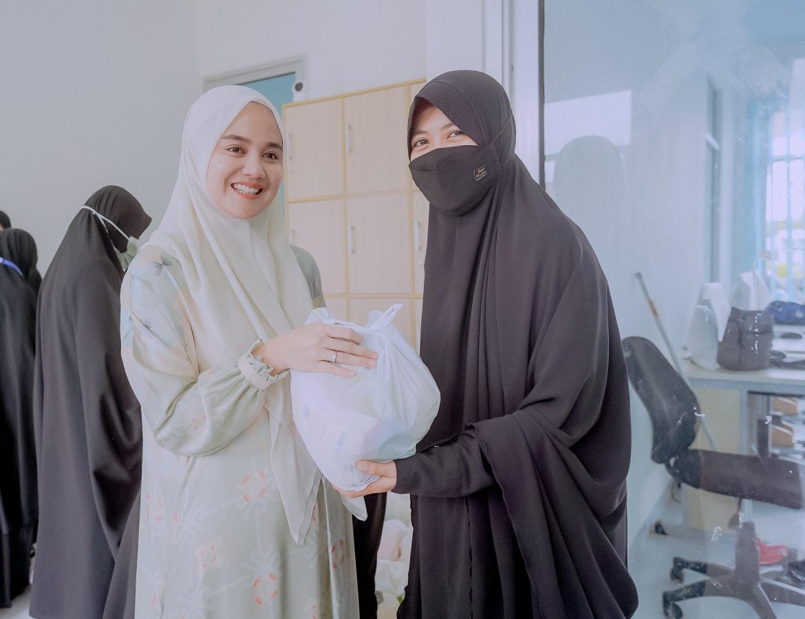 Plt. Ketua TP PKK Bersilaturahmi dan Membagikan Sembako di Sekolah Wahdah Islamiyah