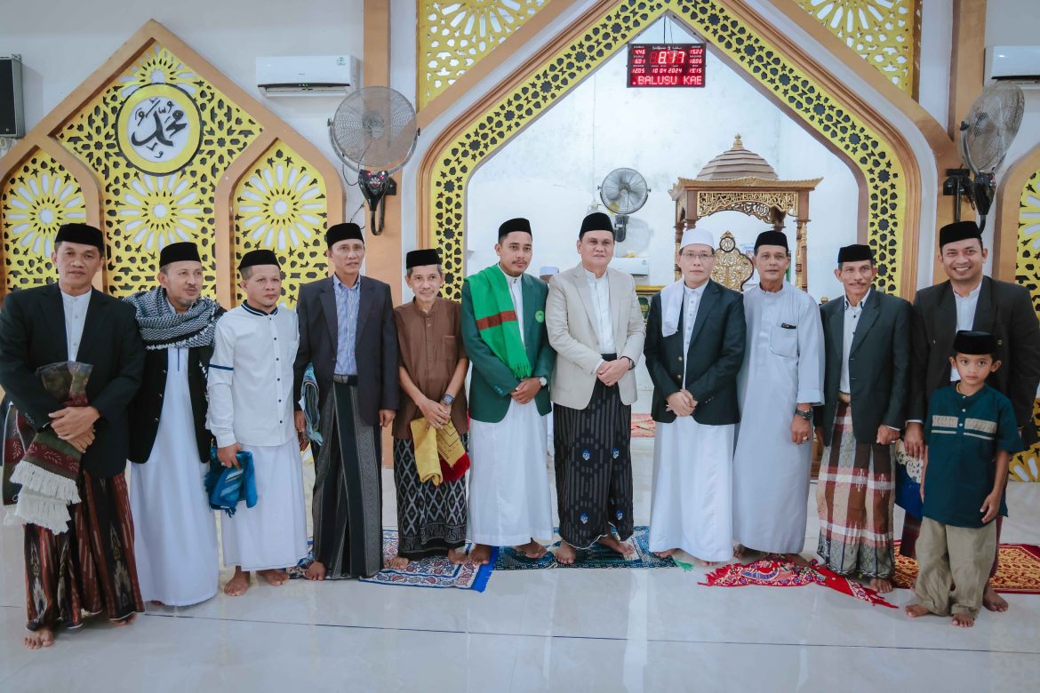 Bupati Suardi Saleh dan Keluarga Shalat Idul Fitri 1445 H di Masjid Nurul Mu’minin Desa Madello