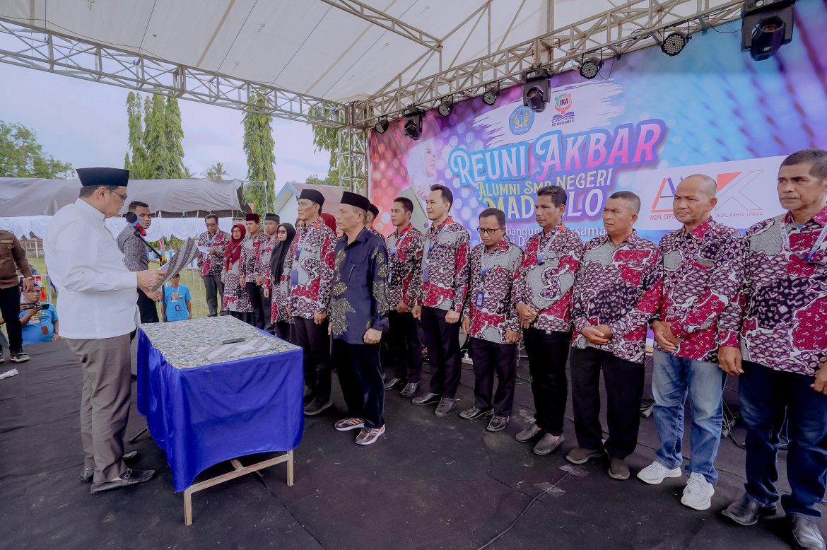 Bupati Suardi Saleh Hadiri Reuni Akbar dan Pelantikan Pengurus Ikatan Alumni SMP Negeri Madello