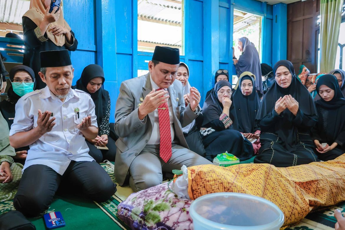 Bupati Suardi Saleh Melepas Jenazah Kepala Dinas Kependudukan dan Catatan Sipil Kabupaten Barru