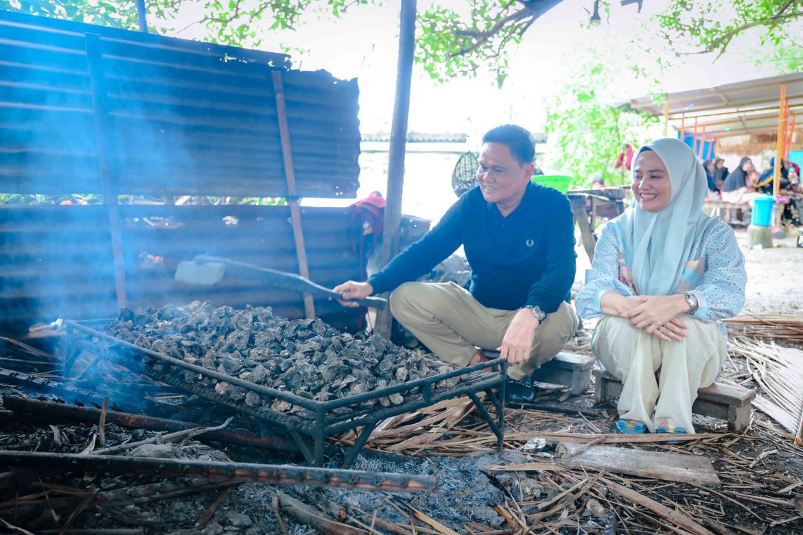 Bupati Suardi Saleh, Asyik Nikmati Tiram Bakar Khas Barru Bareng Keluarga