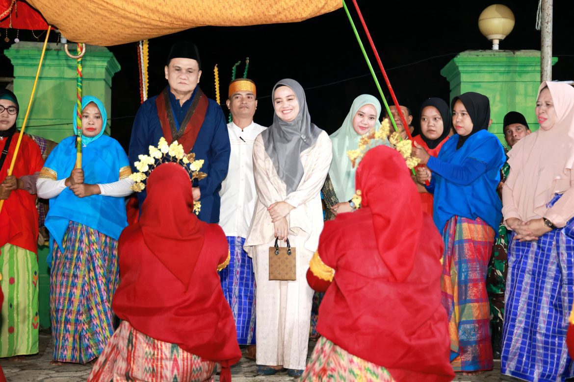 Bupati Suardi Saleh Bersama Plt.Ketua TP PKK  Hadiri Pesta Rakyat Mappadendang Desa Binuang