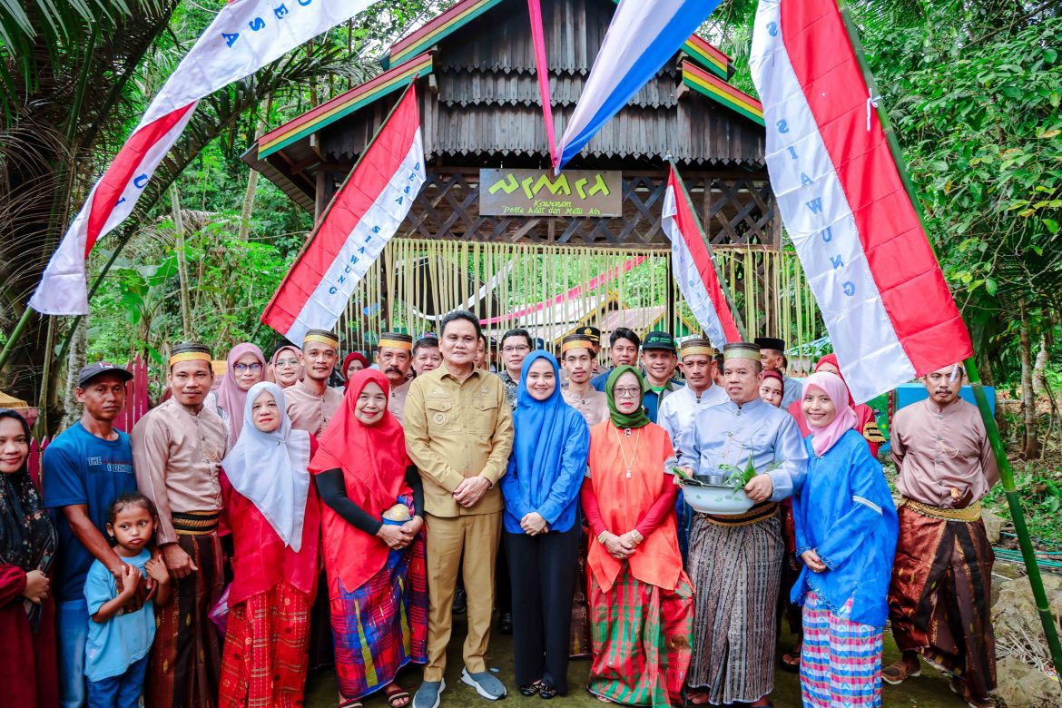 Bupati Suardi Saleh Bersama drg.Ulfah Hadiri Pesta Panen Adat Paenge Masyarakat Dusun Birue