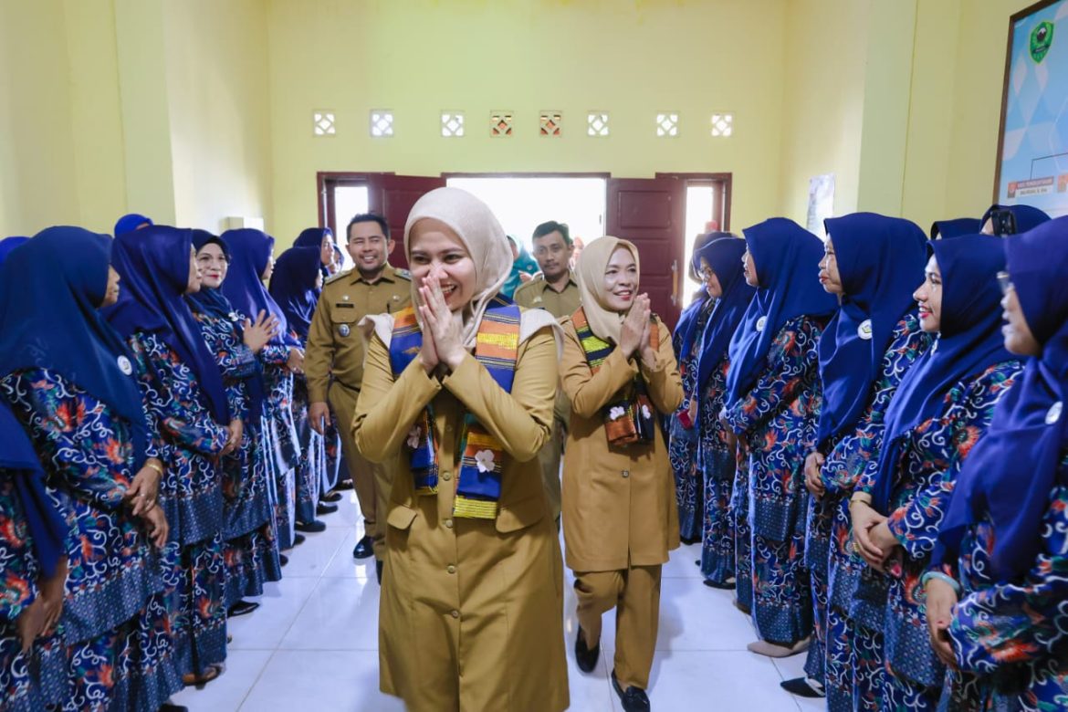 Dokter Ulfah bersama Tim Penilai Kunjungi Kecamatan Tanete Rilau