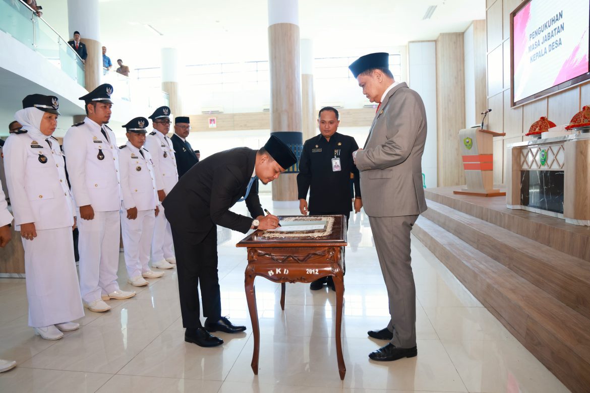 Bupati Suardi Saleh Lantik Perpanjangan Masa Jabatan Kepala Desa