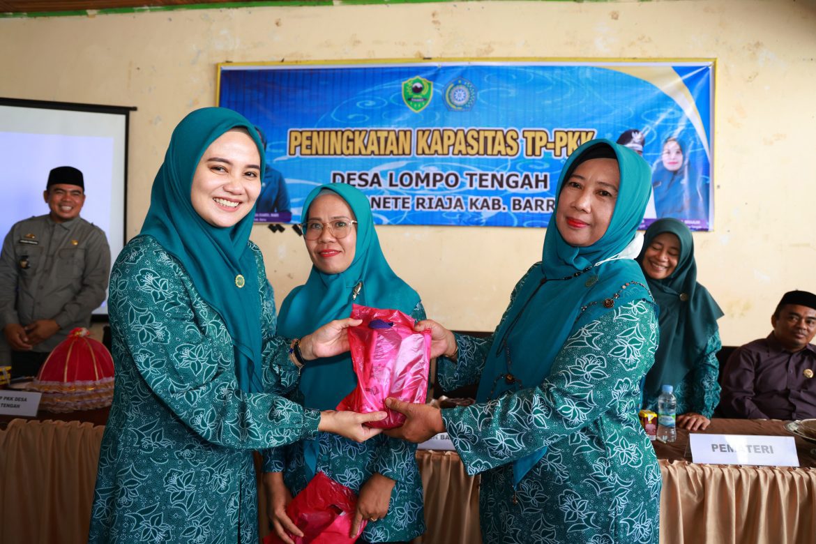 Dokter Ulfah Buka Bimtek Pelatihan Peningkatan Kapasitas TP PKK Desa Lompo Tengah