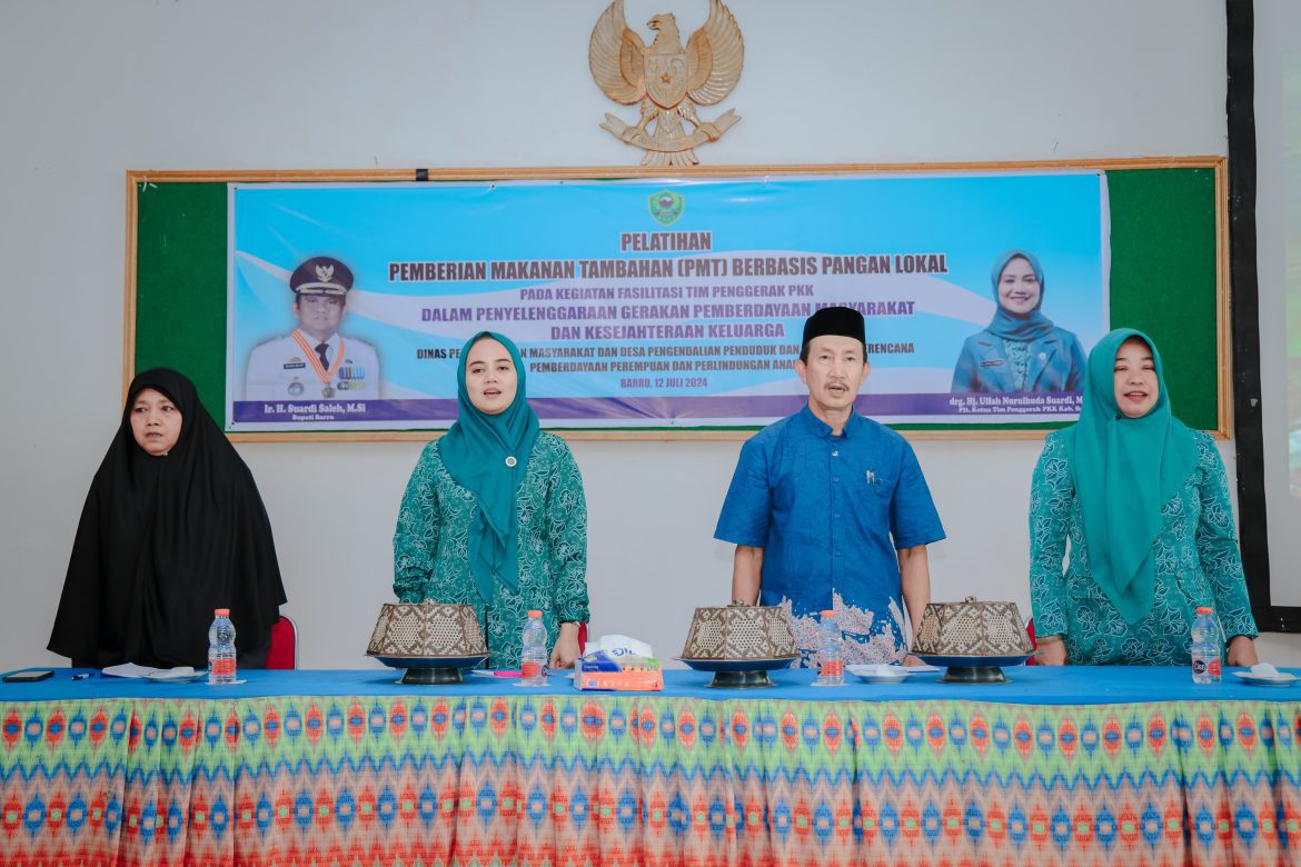 Plt.Ketua TP PKK Kabupaten Barru Secara Resmi Memberikan Makanan Tambahan Berbasis Pangan Lokal di Aula Kantor