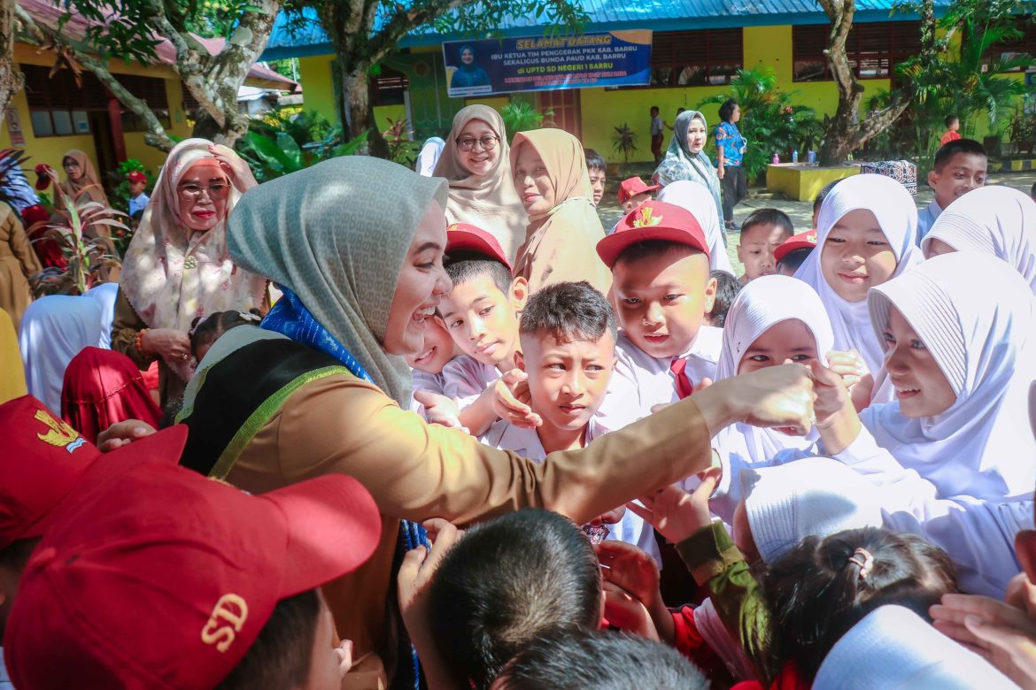 Barru Plt. Bunda PAUD Melakukan Kunjungan ke Sekolah Dasar dan TK