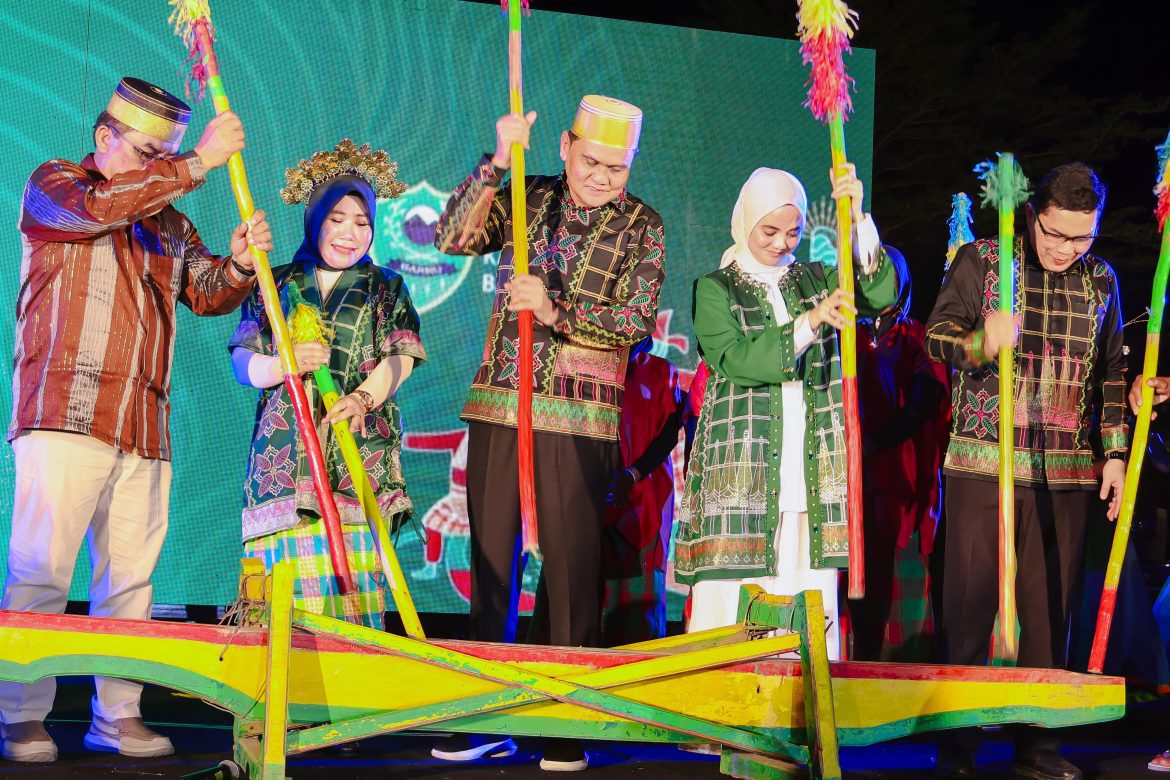 Bupati Suardi Saleh Membuka Festival Gau Maraja Meompalo Karellae Tahun 2024
