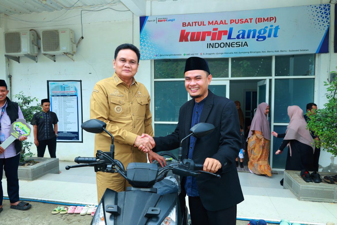 Bupati Barru Suardi Saleh Wakafkan Motor ke Pondok Pesantren Modern Kurir Langir