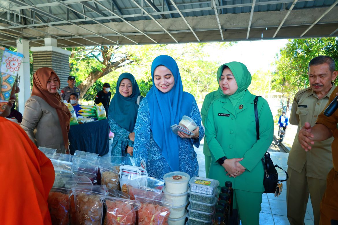 drg .Hj. Ulfah  Hadiri Gerakan Pangan Murah