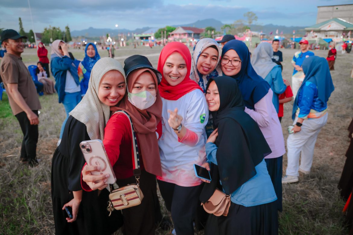 Plt. Ketua TP PKK drg.Hj.Ulfah Senam Massal di Lapangan Andi Majjajareng Takkalasi