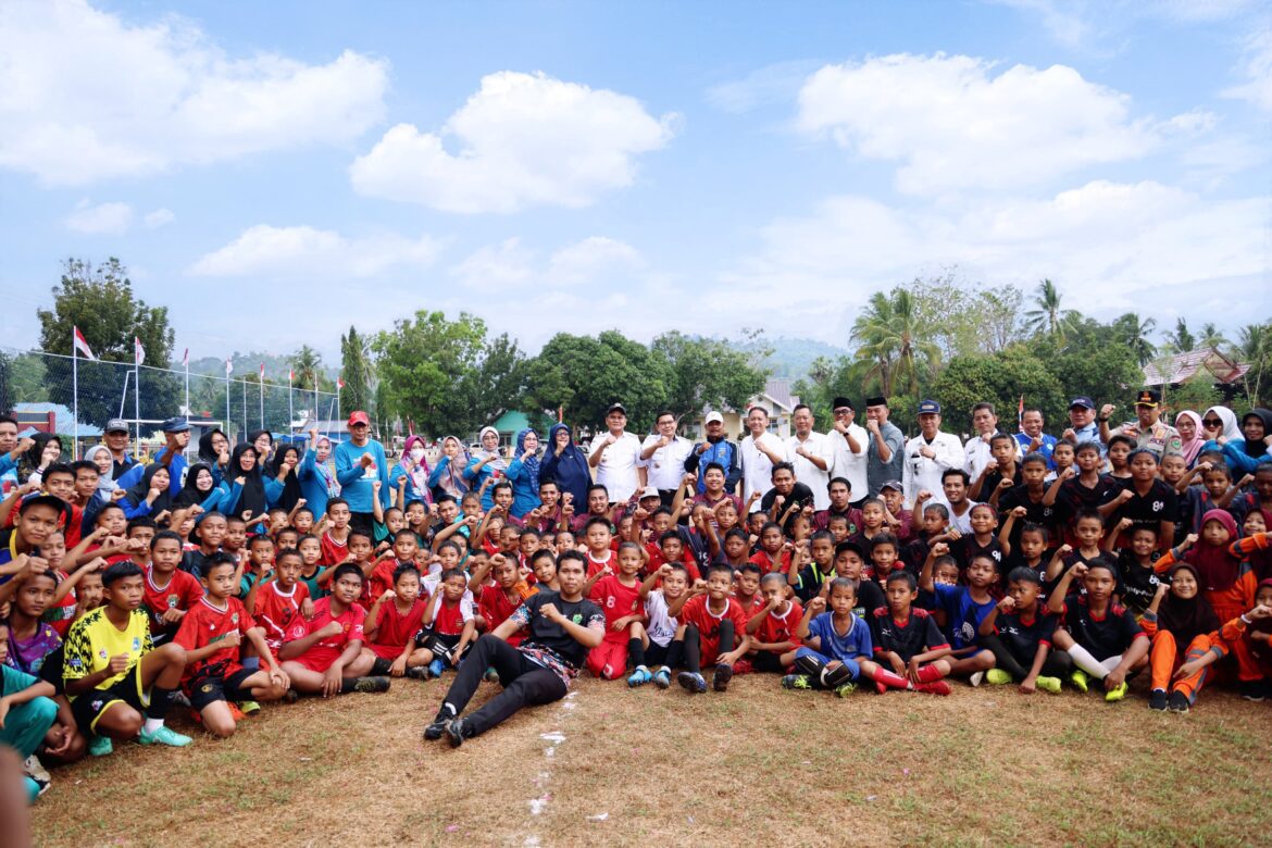 Bupati Barru Suardi Saleh Resmikan School Mini Soccer Wilayah 1 Kecamatan Tanete Riaja