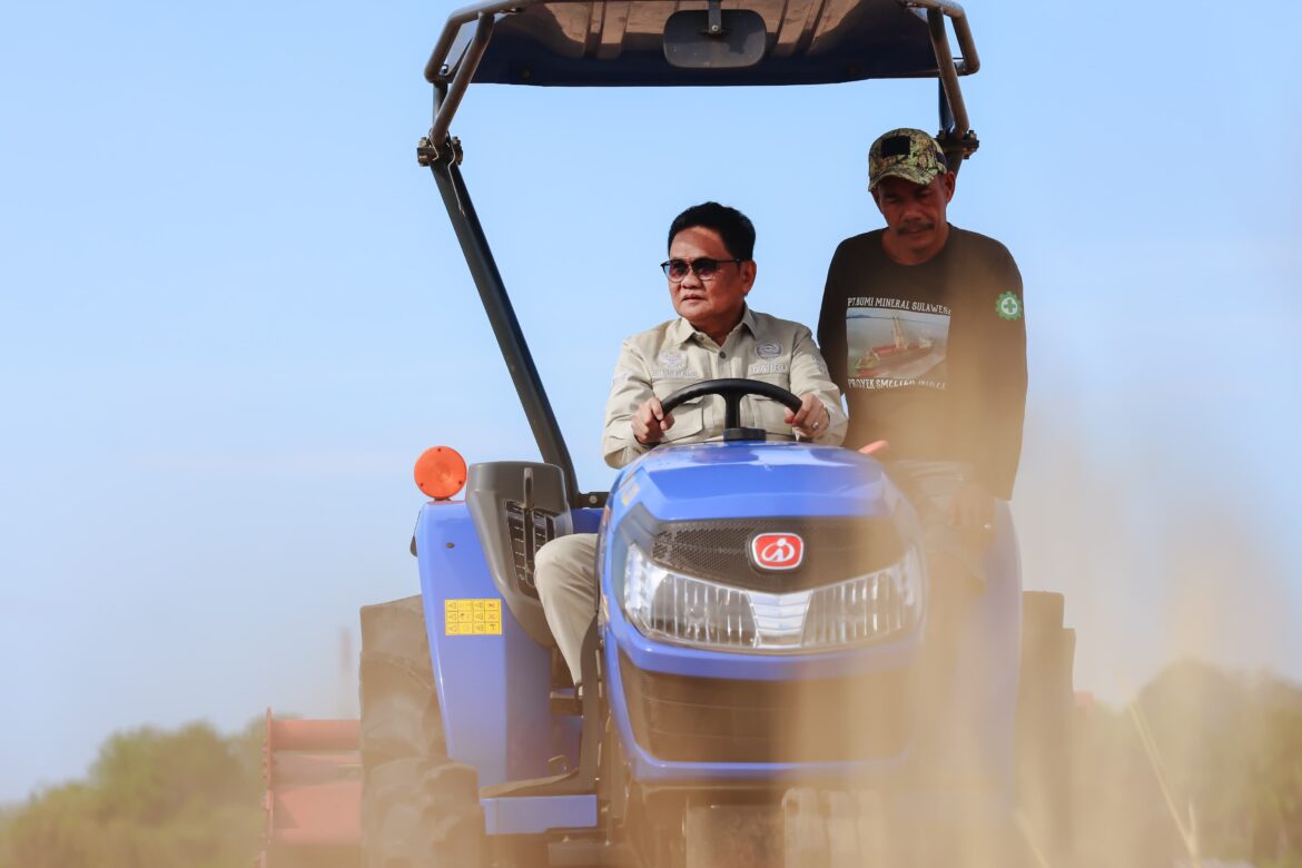 Bupati Suardi Saleh Hadiri Mappalili di Lokasi Sawah Adat Larumpia di Kelurahan Mangempang