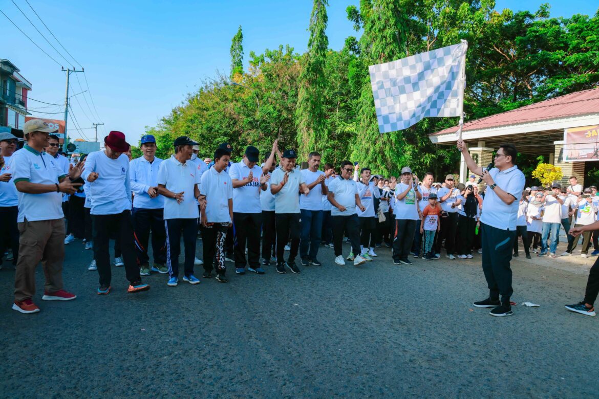 Bupati Suardi Saleh Melepas Sekaligus Mengikuti Jalan Sehat Dalam Rangka Hari Jadi Provinsi Sulawesi Selatan Ke-355