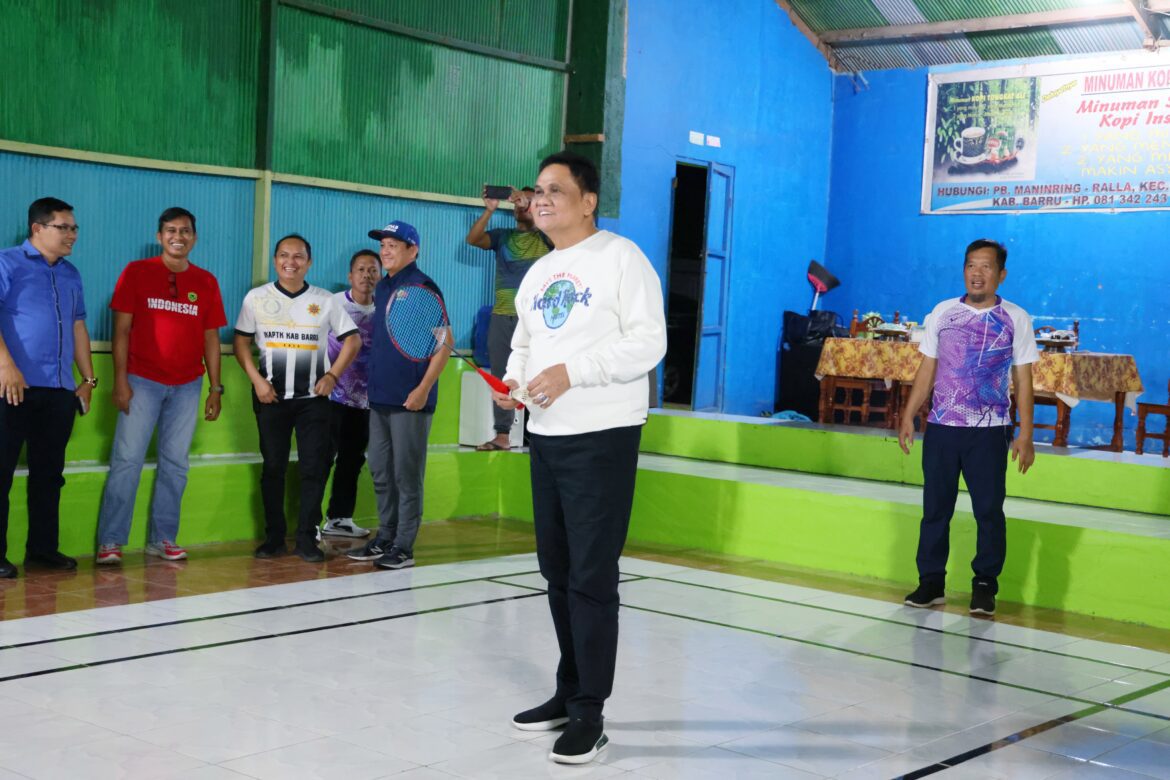 Bupati Suardi Saleh Membuka Pembukaan Kejuaraan Bulutangkis Antar Kecamatan Tanete Riaja dan Kecamatan Pujananting