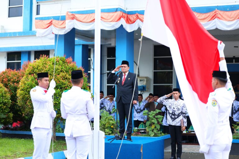 Suardi Saleh  Bertindak Selaku Inspektur Upacara Pada Peringatan Hari Guru Nasional Ke -79