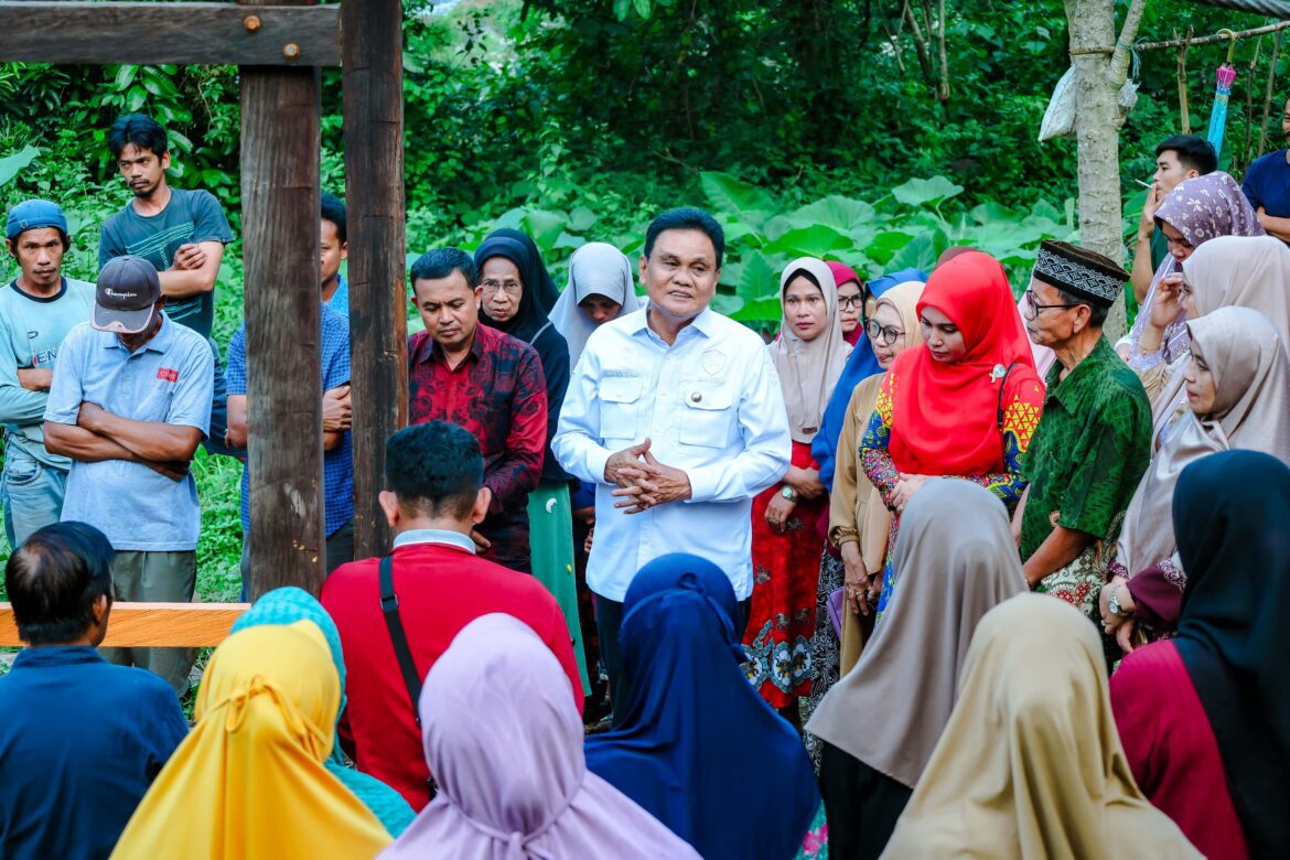 Suardi Saleh  Meresmikan Jembatan Penghubung Dusun Menrong Desa Harapan