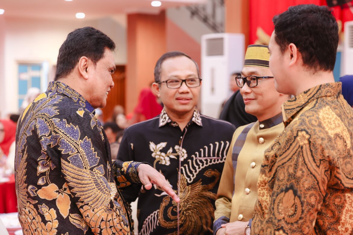 Suardi Saleh di Tunjuk Menyerahkan Cindera Mata kepada PJ. Gubernur Sulsel